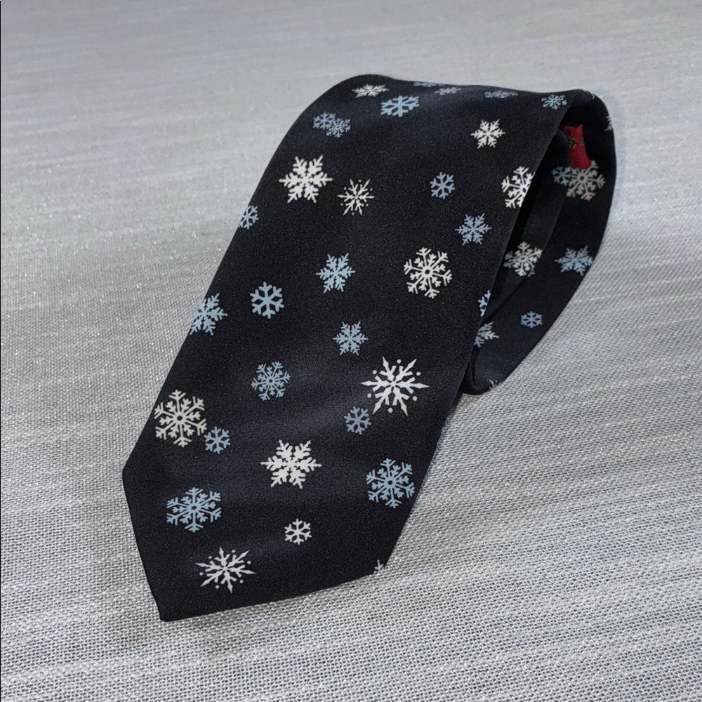Hallmark Yule Tie Greetings Navy Snowflake Mens Necktie EUC